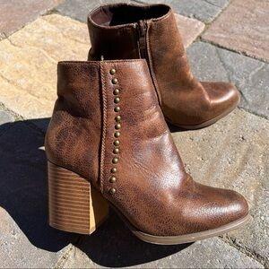 Mark & Maddux Brown Faux Leather Block Heel  Bronze Studded Booties Like New 6.5